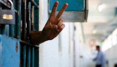 مئة أسير يواصلون إضرابهم المفتوح عن الطعام