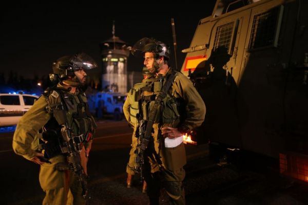 قوات الاحتلال تعتقل مواطنين بزعم تهريب العاب نارية 