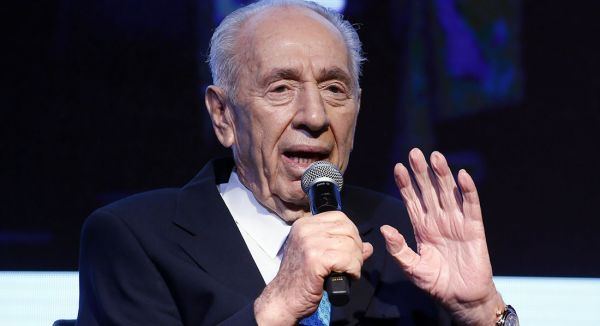 جلطة دماغية تدخل بيريز العناية المكثفة