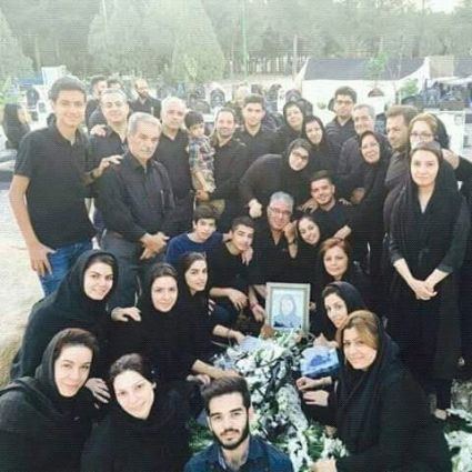 التقاط سيلفي في المقبرة مع جثة متوفيه يثير التساؤلات 