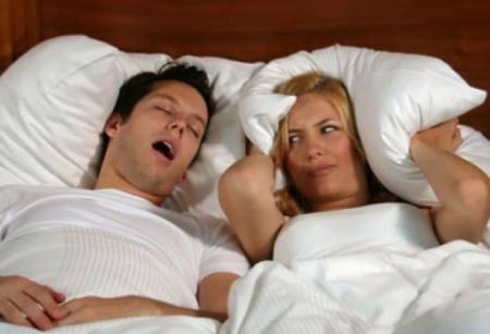 وسائل طريفة لايقاف الزوج عن الشخير...لن تصدّقوا ما تفعله هؤلاء النسوة!!