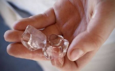 ضعوا قطعة ثلج بين الإبهام والسبابة.. وهذا ما سيحدث!