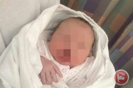 العثور على رضيعه في كرتونه بالقرب من مسجد في يطا/ الخليل 