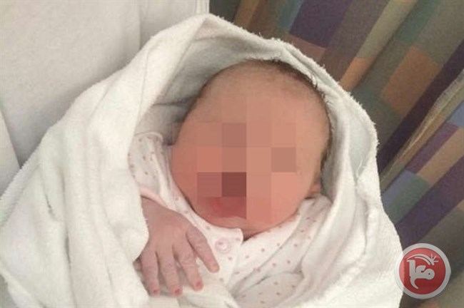 العثور على رضيعه في كرتونه بالقرب من مسجد في يطا/ الخليل 