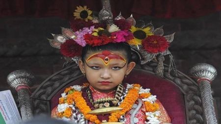 بالصور: طفلة الـ7 سنوات في نيبال إلهة لا تطأ أقدامها الأرض