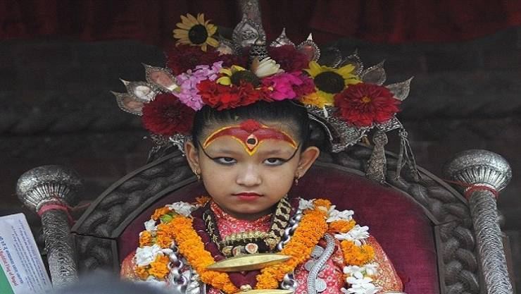 بالصور: طفلة الـ7 سنوات في نيبال إلهة لا تطأ أقدامها الأرض