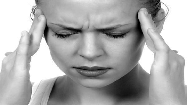 8 اسباب تجعل النساء اكثر عرضة للصداع النصفي من الرجال، ما هي ؟ 