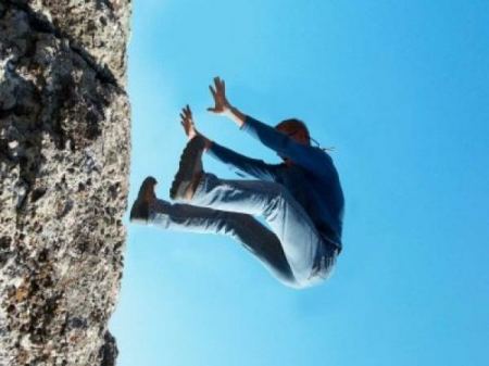 مصرع شاب سقط من علو