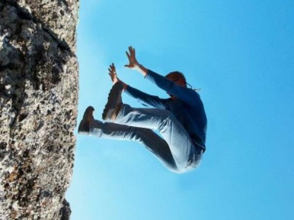 مصرع شاب سقط من علو