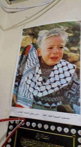 صورة الطفل التي لا تكاد تخلو من أي بيت فلسطيني، شاهد كيف اصبح اليوم