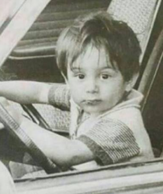 صورة| خمنّوا هذا الطفل الشقي أي نجم عربي ووسيم أصبح؟!