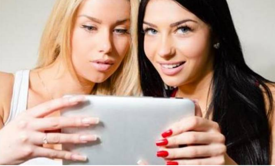 10 سلوكيات لم نكن نمارسها قبل الفيس بوك 