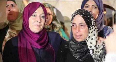 الشرطة الاسرائيلية تطرد والدتي الاسرى بلبول والقاضي من المستشفى