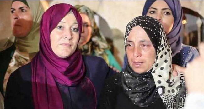 الشرطة الاسرائيلية تطرد والدتي الاسرى بلبول والقاضي من المستشفى