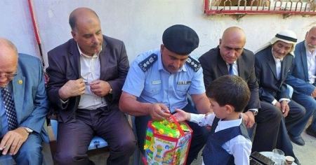 شاهد بالصور: الشرطة الفلسطينية تشارك المواطنين فرحتهم بعيد الاضحى المبارك