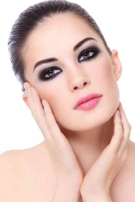 خطوة بخطوة.. كيف تتقنين ماكياج العيون الدخانية