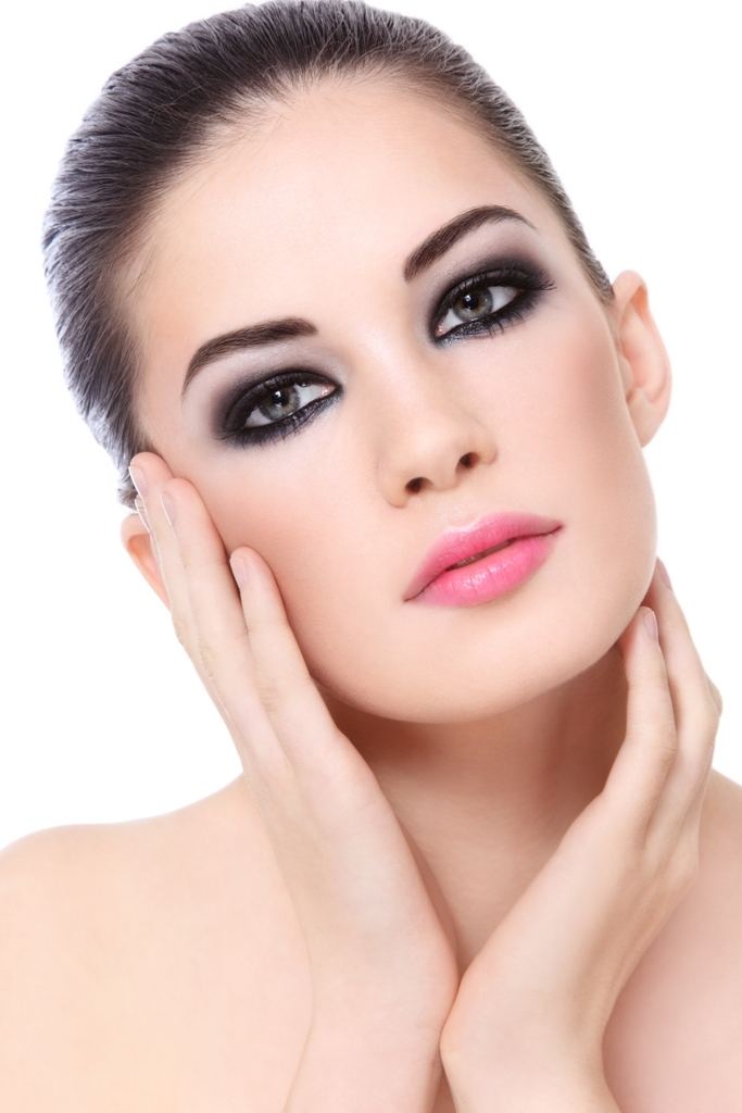 خطوة بخطوة.. كيف تتقنين ماكياج العيون الدخانية