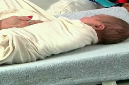 90% من الأهل الجدد يقومون بهذا التصرف ويُعَرّضون أطفالهم للخطر