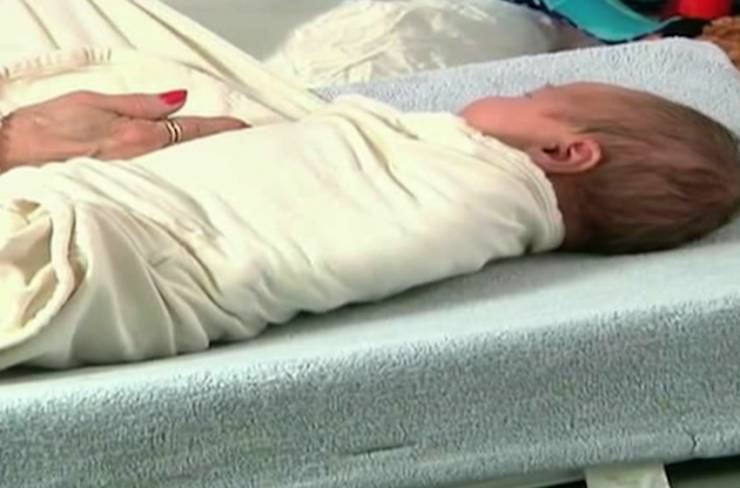 90% من الأهل الجدد يقومون بهذا التصرف ويُعَرّضون أطفالهم للخطر