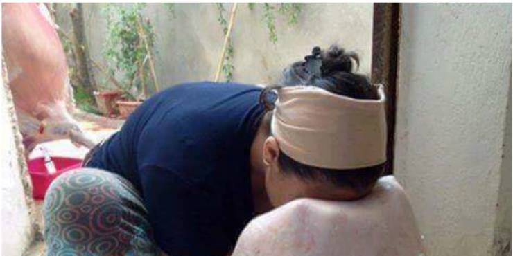 فتيات يقمن بمسح وجوههن في جلود الأضحية لسبب أغرب من الخيال