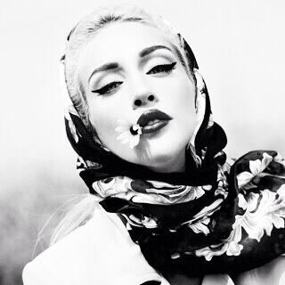 15 نشاط تقوم به اي سيدة عند بقائها وحدها في المنزل .. حقيقي