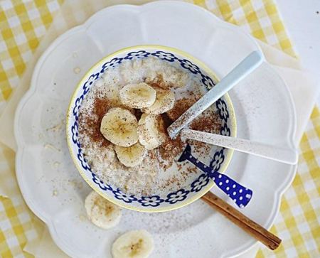 لنوم هاديء خالي من الاضطرابات اليك خليط الموز بالقرفة