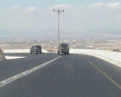 قوات الاحتلال تنصب حاجزا عسكريا قرب قرية حداد السياحية 