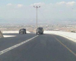 قوات الاحتلال تنصب حاجزا عسكريا قرب قرية حداد السياحية 