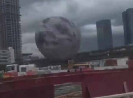 قمر عملاق على الارض يثير الرعب باحد شوارع الصين