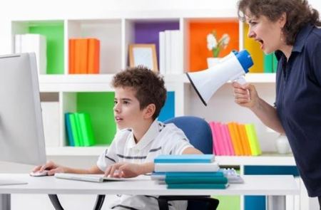 نصائح لتتجنب خناقات (الواجبات المدرسية) مع ابنك الطالب!