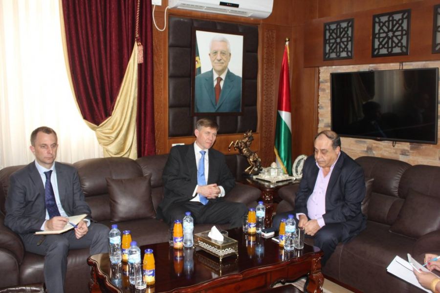 محافظ جنين يطلع القنصل البريطاني العام في القدس على أوضاع المحافظة وانتهاكات الاحتلال