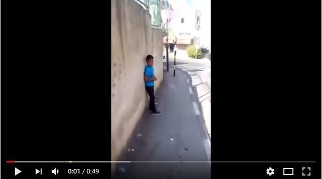 مدير يطرد طفل من المدرسة بسبب