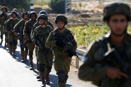 الاحتلال يعتقل ثمانية مواطنين ويزعم: صادرنا أسلحة