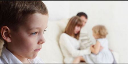 “تشعل الغيرة” بتصرفاتك.. ويعرفون من تفضِّل بينهم.. تجنَّب التمييز “الخفي” بين أبنائك بهذا الطرق الـ5