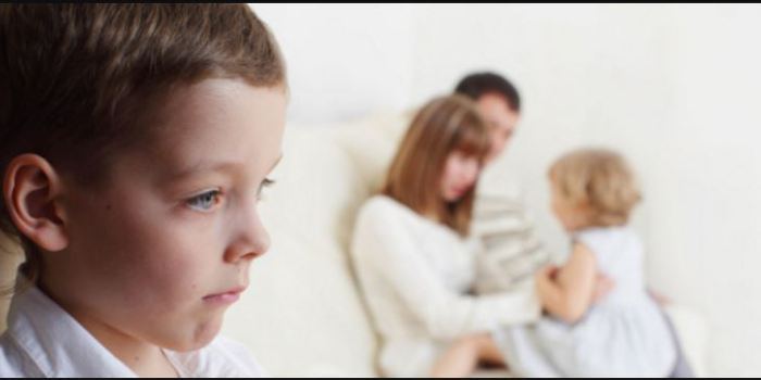 “تشعل الغيرة” بتصرفاتك.. ويعرفون من تفضِّل بينهم.. تجنَّب التمييز “الخفي” بين أبنائك بهذا الطرق الـ5