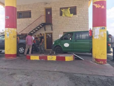 اغلاق محطة لبيع الوقود غرب رام الله