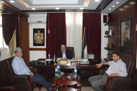 المحافظ رمضان يبارك فوز شركة التجارة العادلة الفلسطينية " كنعان " بالحصول على جائزة العالم الموحد في ألمانيا في الزراعة العضوية