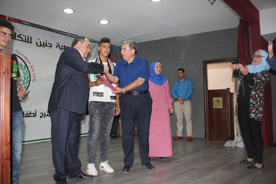 الاحتفال في جنين بتكريم الطالبين نزال وصبيح الفائزين بجائزتي الإبداع والتميز في بيروت وتونس