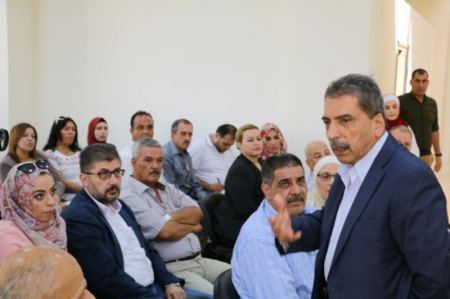 اللواء الطيراوي يفتتح معرض الكتب الجديدة وبرنامج إدارة المكتبة الالكتروني