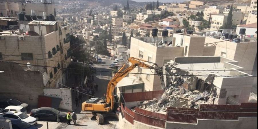 جرافات الاحتلال تهدم بناية سكنية في القدس