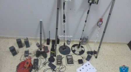 الشرطة تضبط آلتين للتنقيب عن الآثار و 21 قطعة أثرية في الخليل