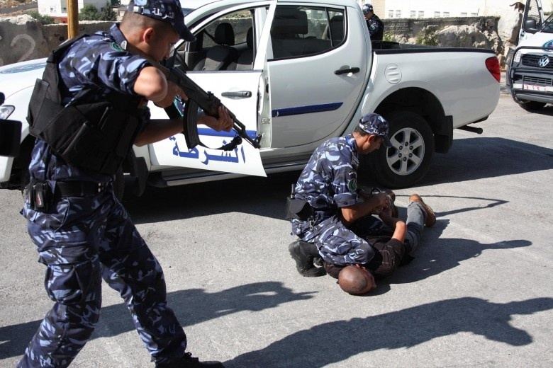 نابلس: الشرطة تلقي القبض على 3 اشخاص فارين