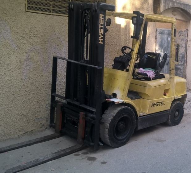 وفاة شاب جراء سقوط رافعة شوكية عليه