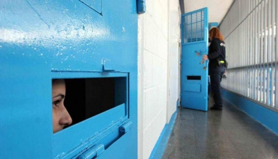 الاسيرات يواصلن رفض الخروج للفورة