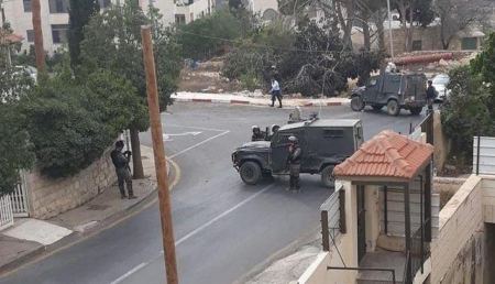 اندلاع مواجهات وسط رام الله عقب اقتحام قوات الاحتلال