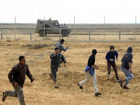 الاحتلال يصيب شابا ويعتقله قرب حدود غزة