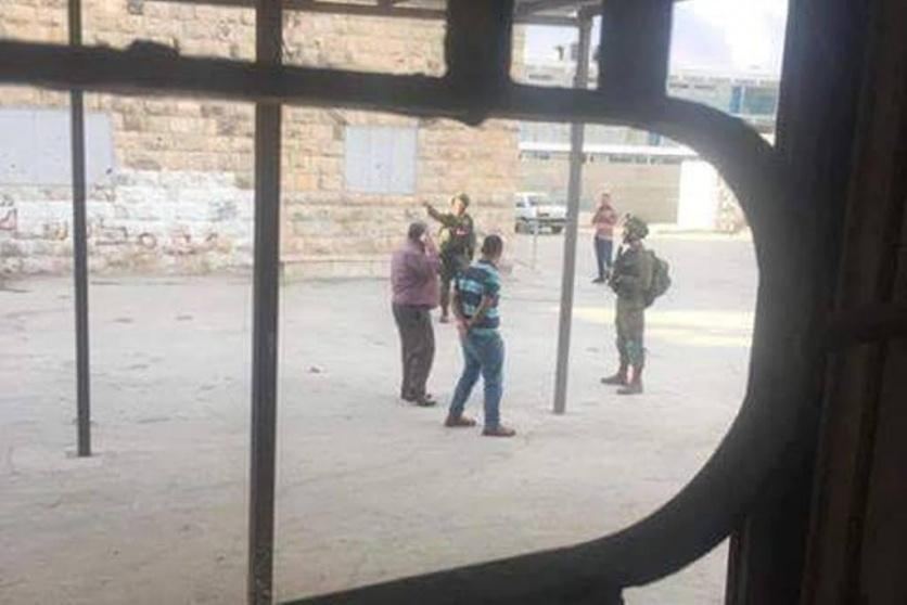 إصابة معلم بجروح وعشرات الطلبة بالاختناق جراء اقتحام الاحتلال مدرسة في الخليل