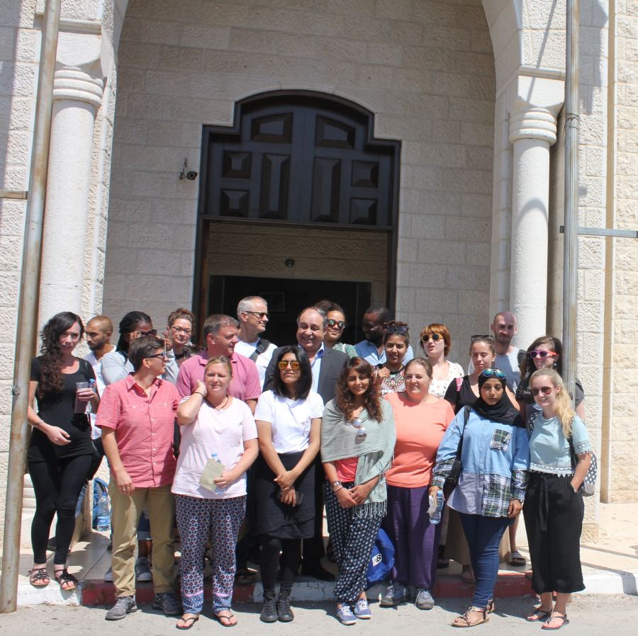 محافظ جنين يطلع وفد جامعة ليفربول هوب البريطانية على أوضاع المحافظة وانتهاكات الاحتلال