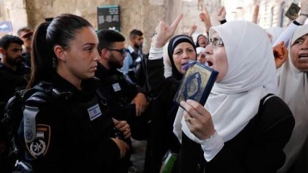 الاحتلال يعتقل سيدة مقدسية وابنتها من المسجد الاقصى