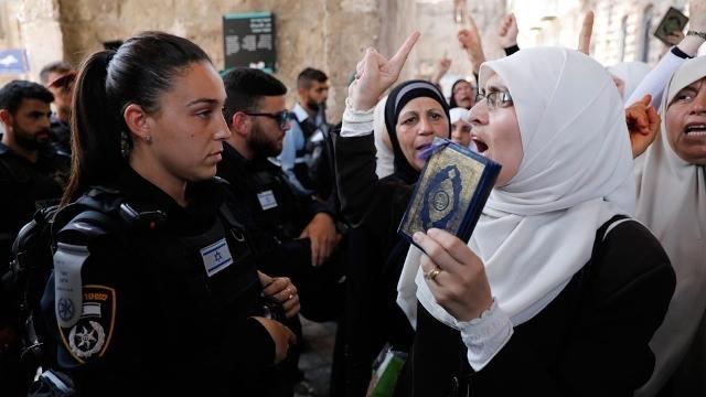الاحتلال يعتقل سيدة مقدسية وابنتها من المسجد الاقصى